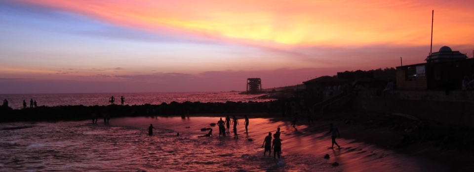 Trempette au couché de soleil à Kanyakumari, Inde