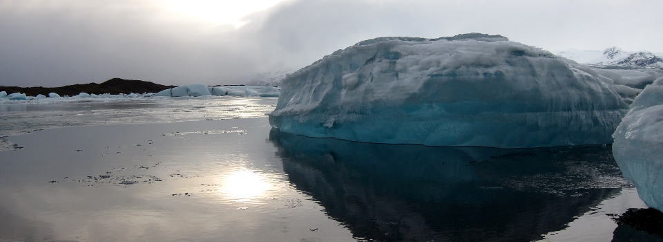 Un bloc de glace flotte sur le lac de Jökulsárlón - Islande
